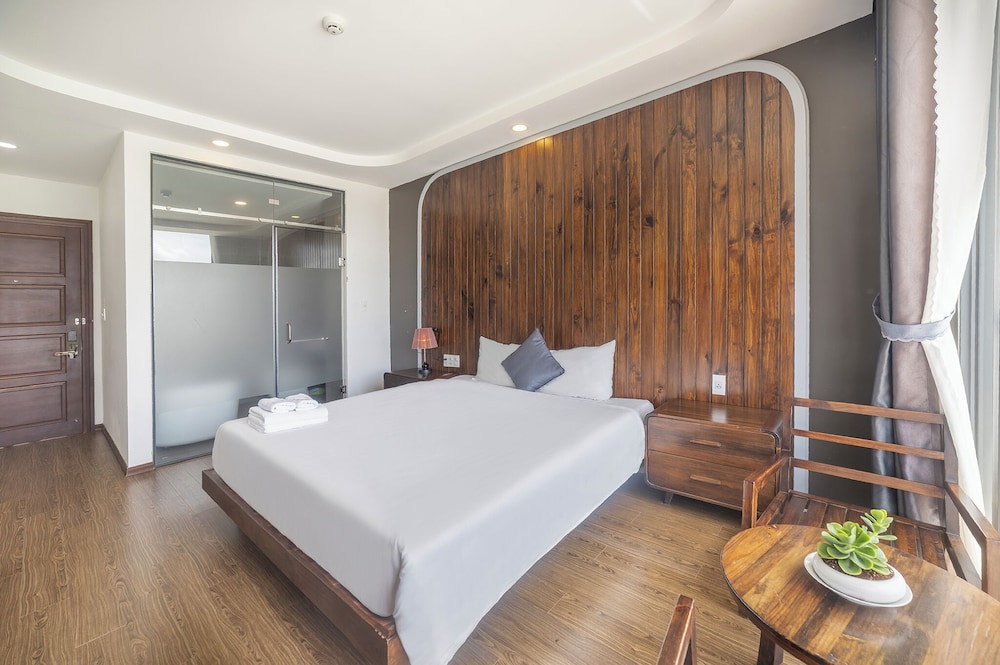 Premier Double Room, Balcony - Photo 3