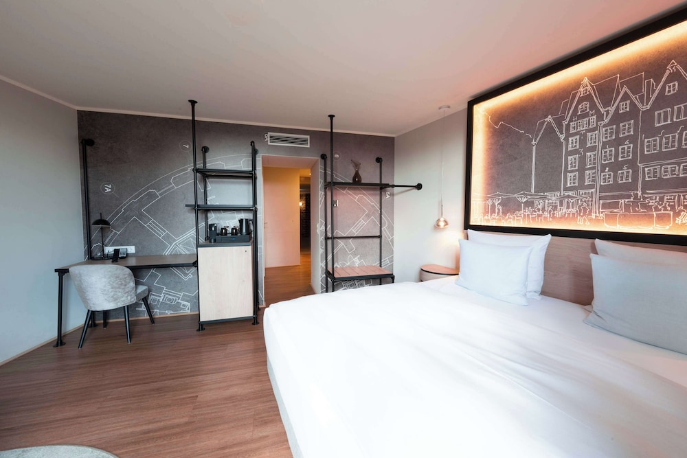 Deluxe Room, 1 King Bed (Aqua) thumbnail 6