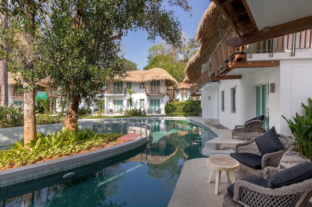 Grand Room, Pool Access