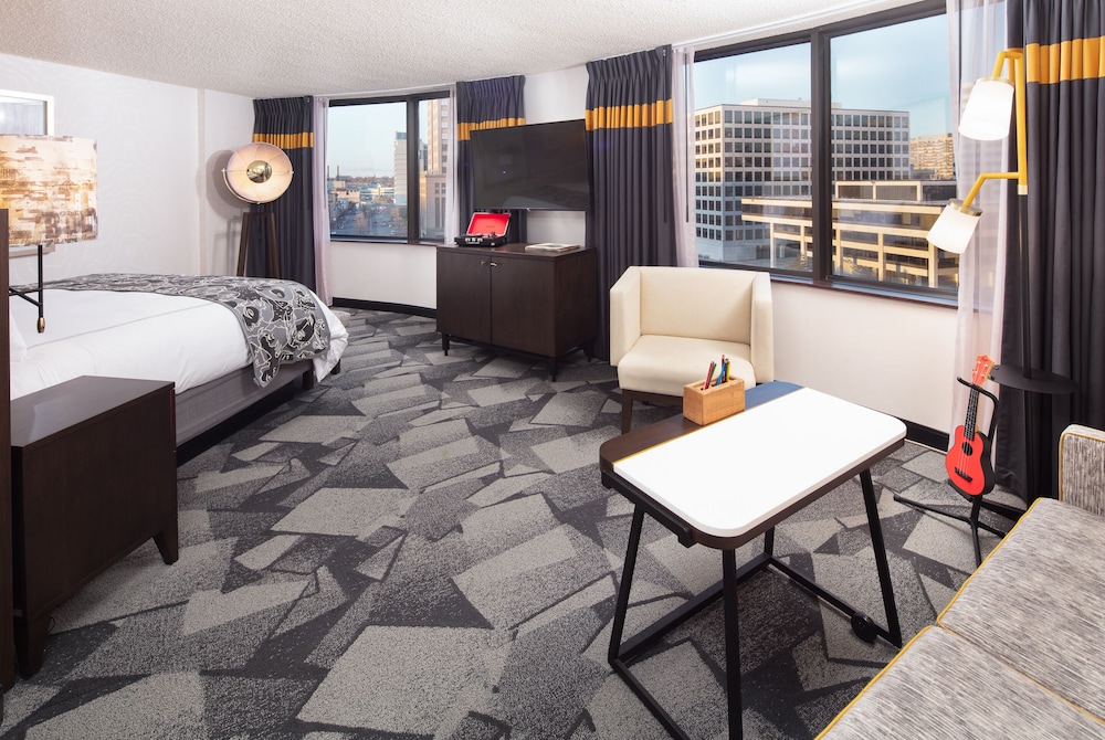 Premier Corner King with Seating Area High Floor - Photo 3