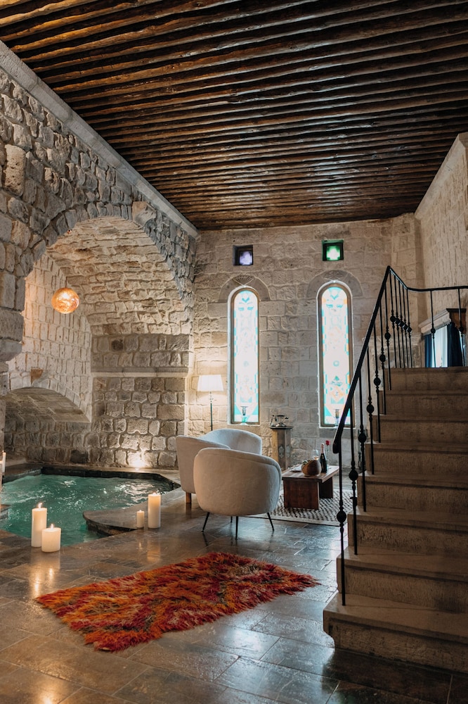 Imperial Pool Suite - Photo 8