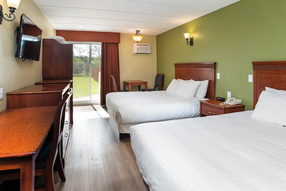 Classic Room, 2 Queen Beds, River View, front desk is open until 8 PM photo 1