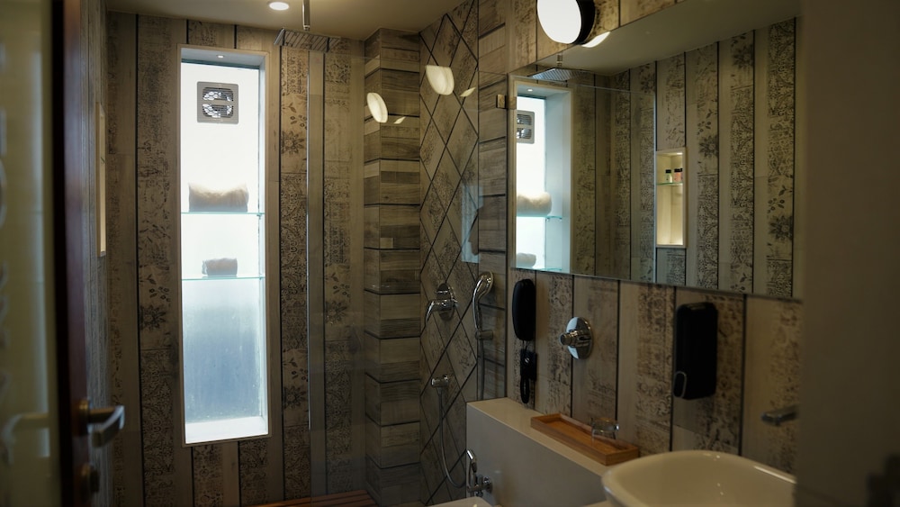 Executive Room - Photo 11