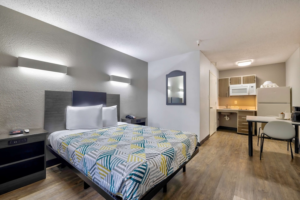 Deluxe Room, 1 Queen Bed, Smoking, Kitchenette - Photo 1