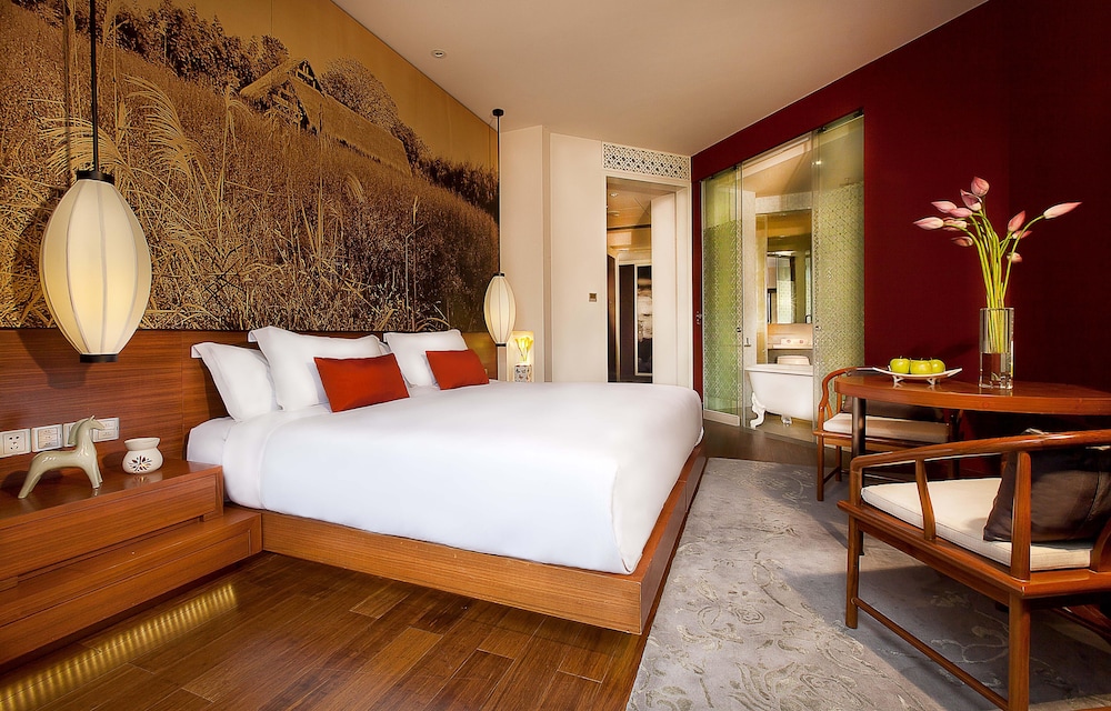 Deluxe Room King Bed