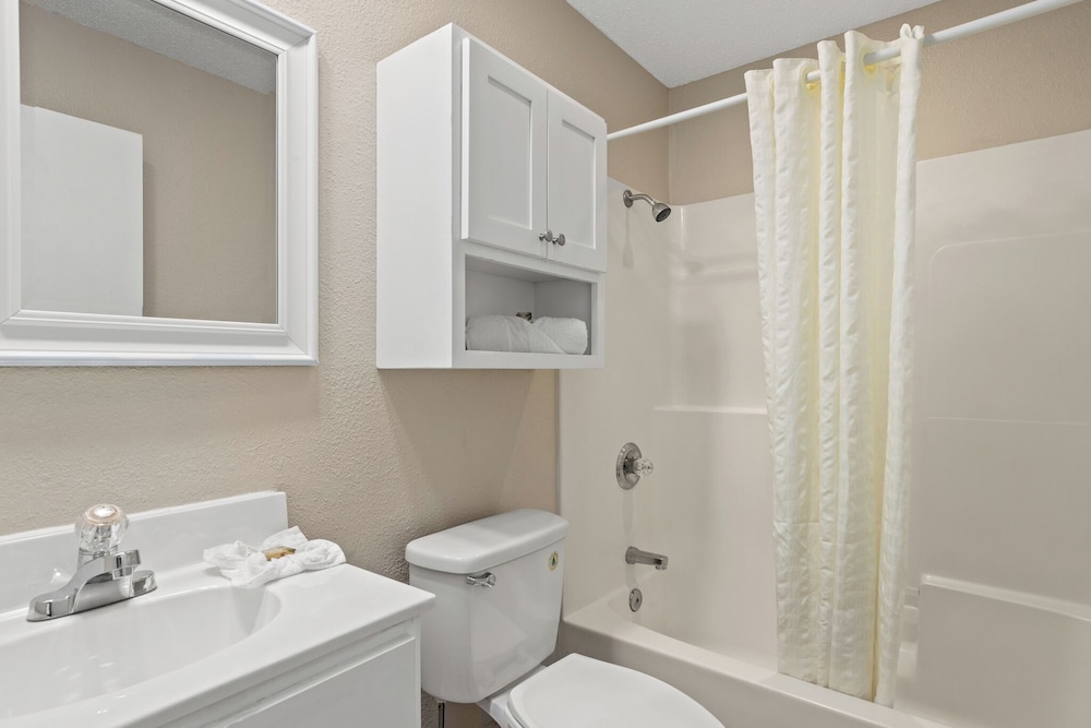 1 Bedroom Suite Two Double Beds w/ Sofa Sleeper Pool View