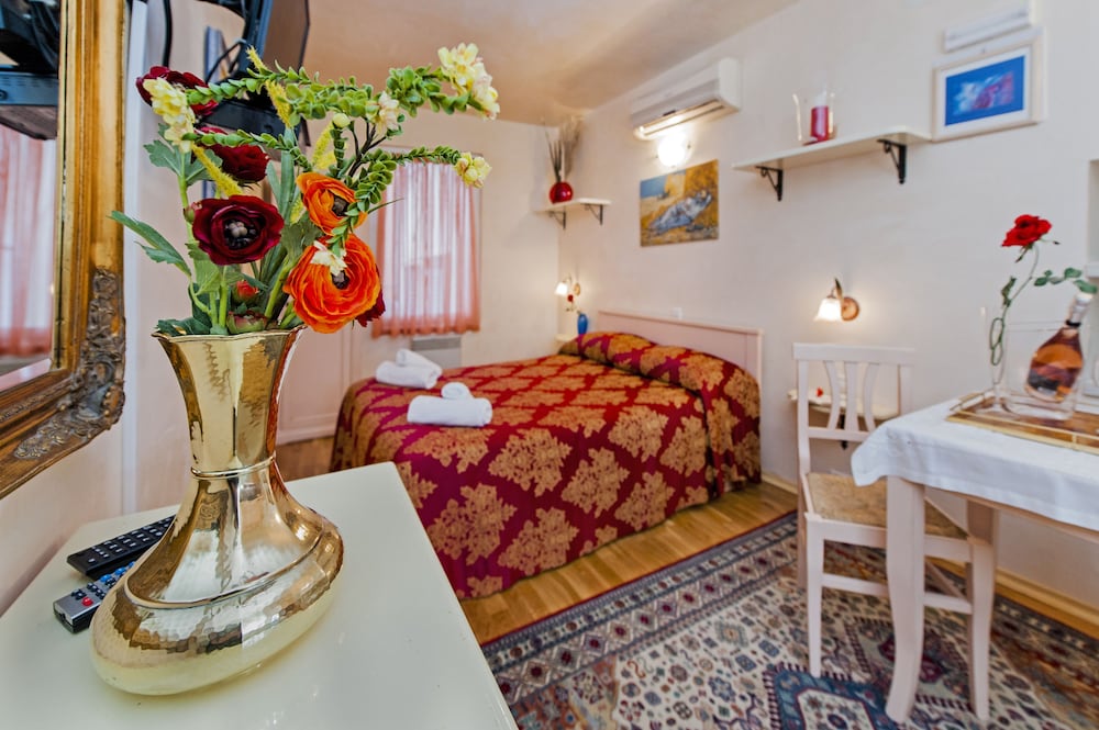 Double Room, 1 Queen Bed