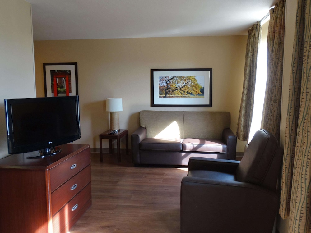 Deluxe Studio, 1 Queen Bed with Sofa bed, Non Smoking - Photo 3