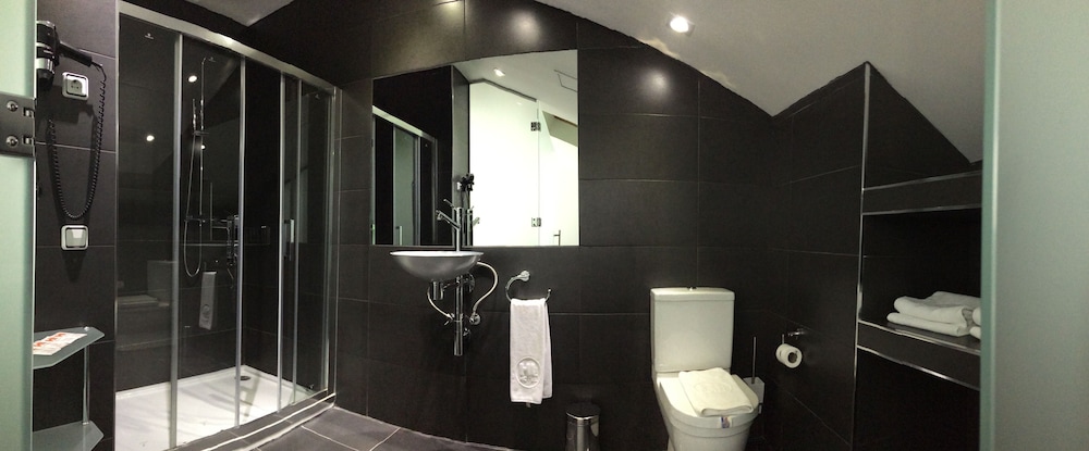 Deluxe Double Room - Photo 10