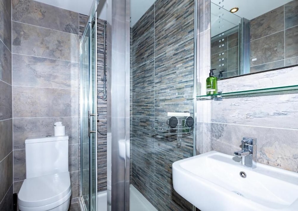 Apartment, Ensuite photo 3