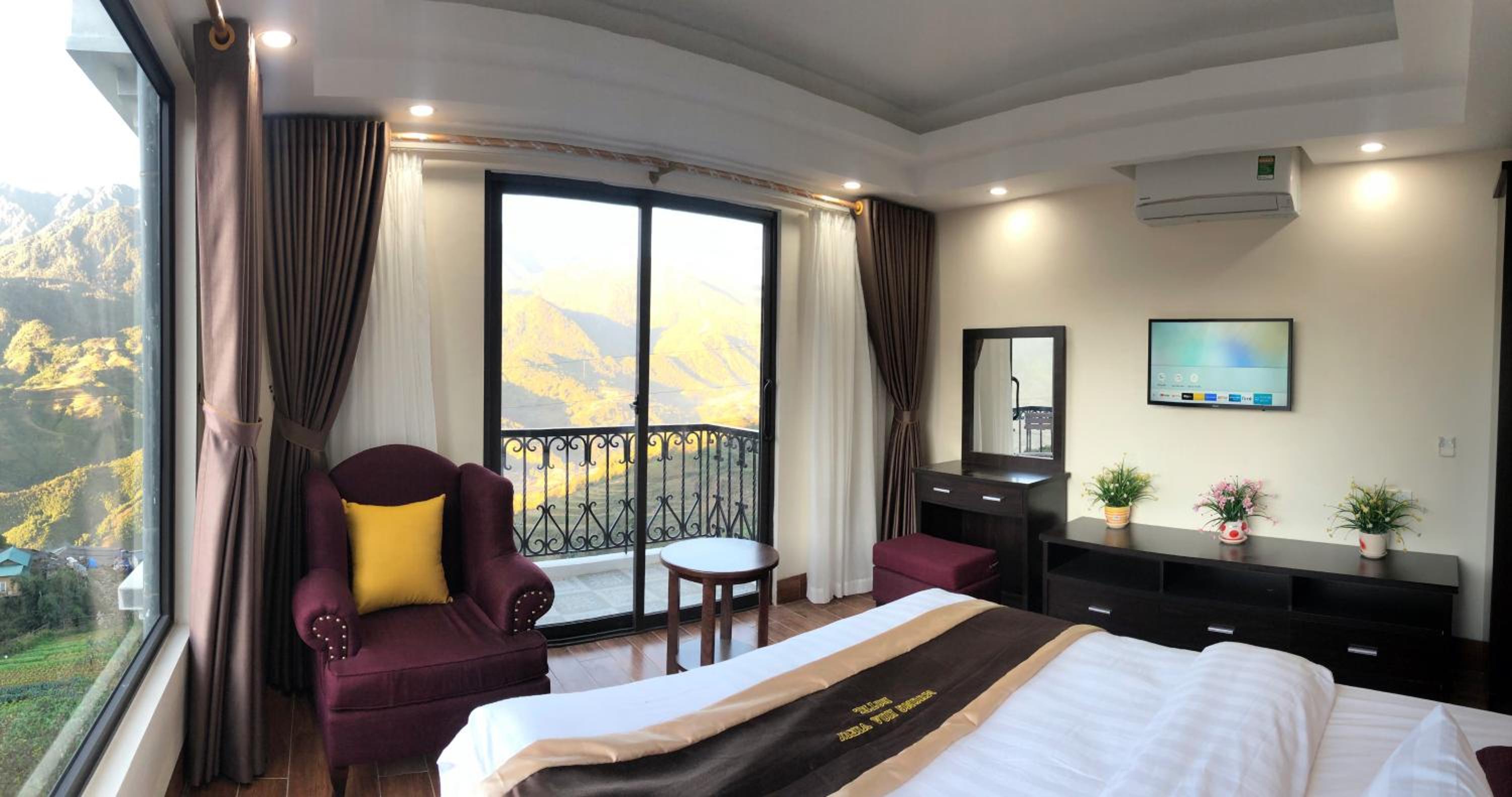 Deluxe Double Room with Balcony - Photo 8