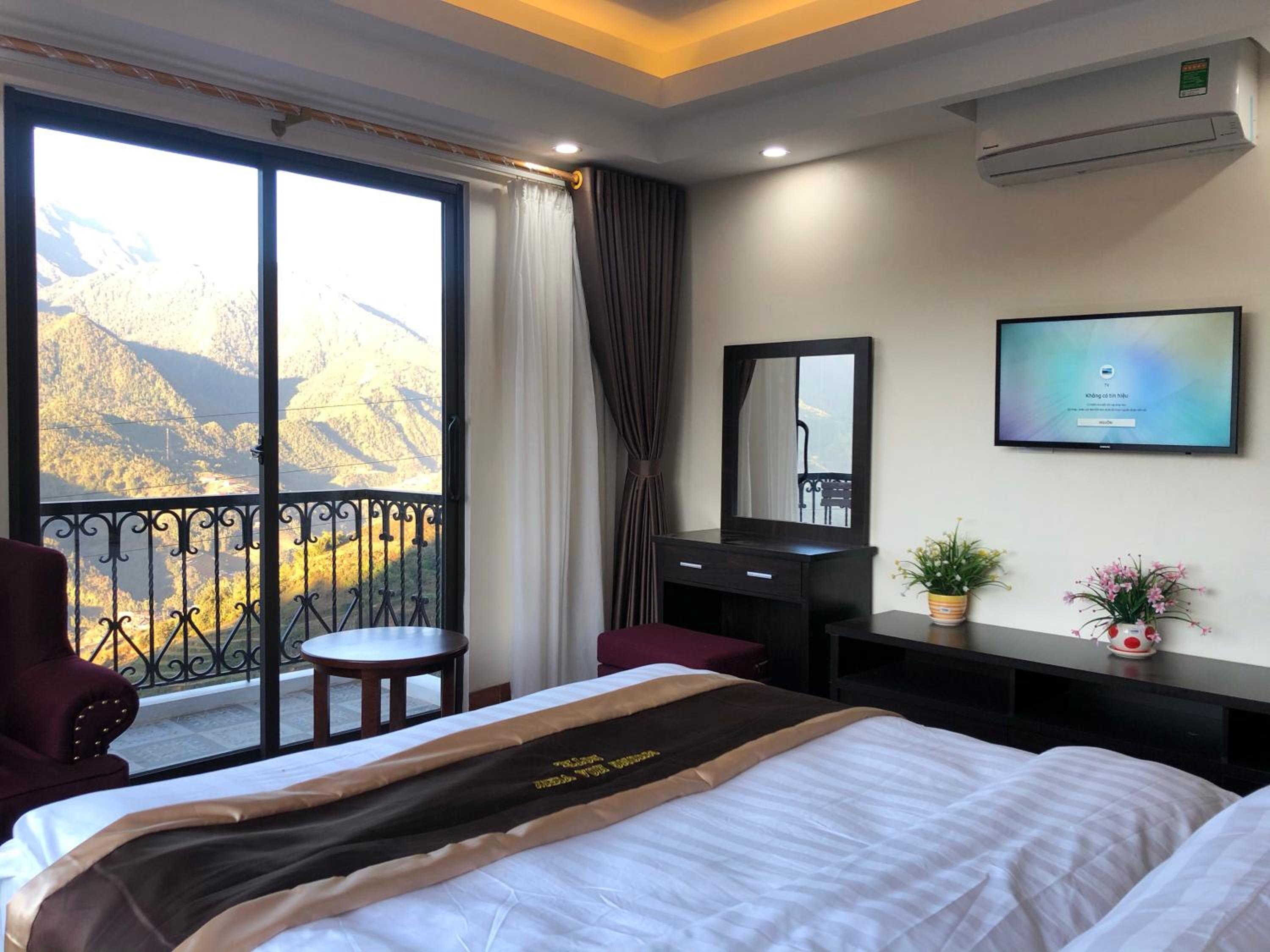 Deluxe Double Room with Balcony - Photo 5