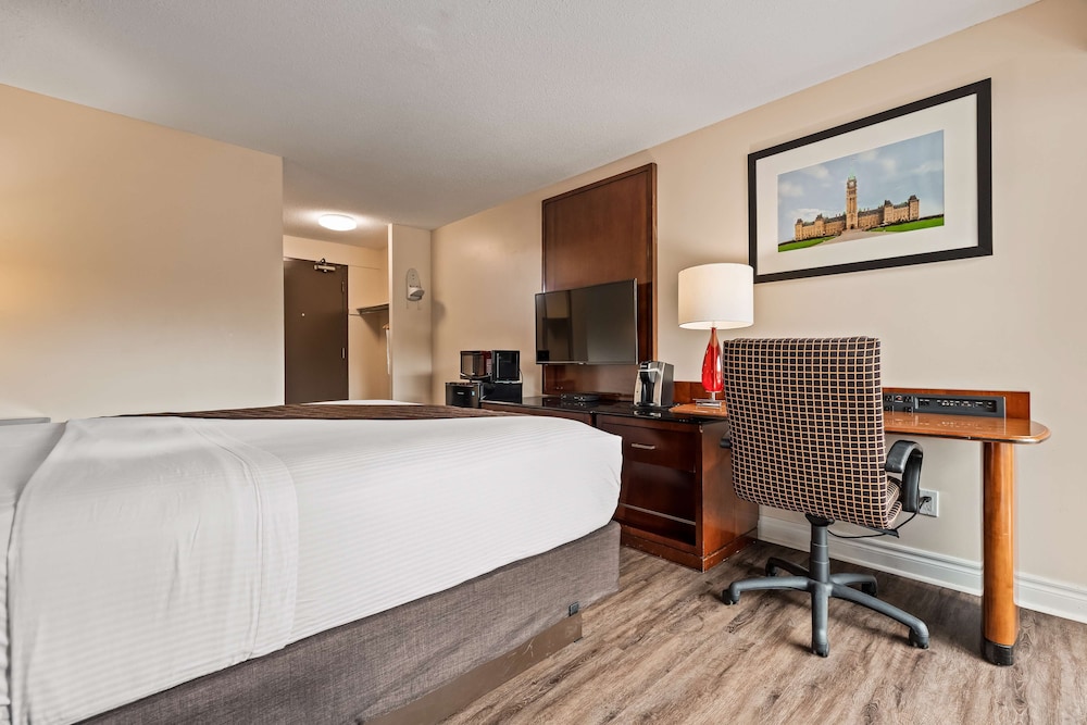 Standard Room, 1 King Bed, Non Smoking, Refrigerator & Microwave - Photo 3