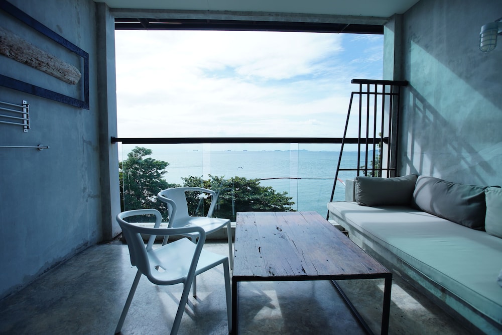 Deluxe Ocean View Twin Bed thumbnail 6