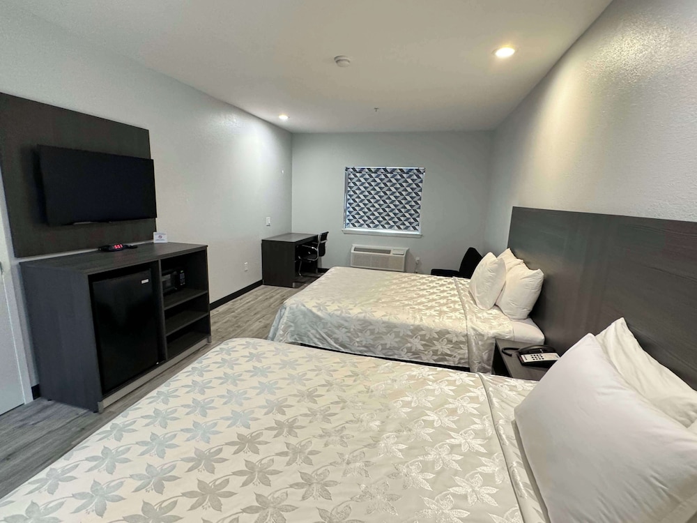 Suite, 2 Double Beds, Smoking photo 2