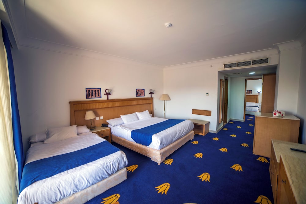 Family Suite Pyramids View