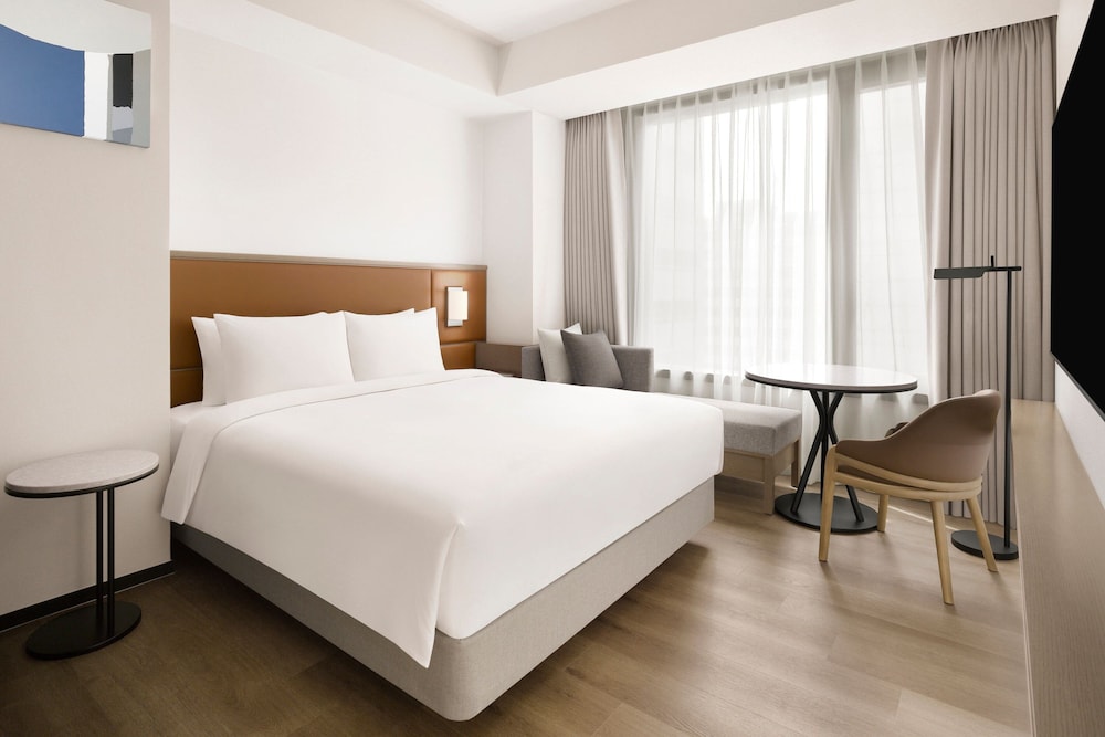 Business Room, 1 Queen Bed, Non Smoking photo 1