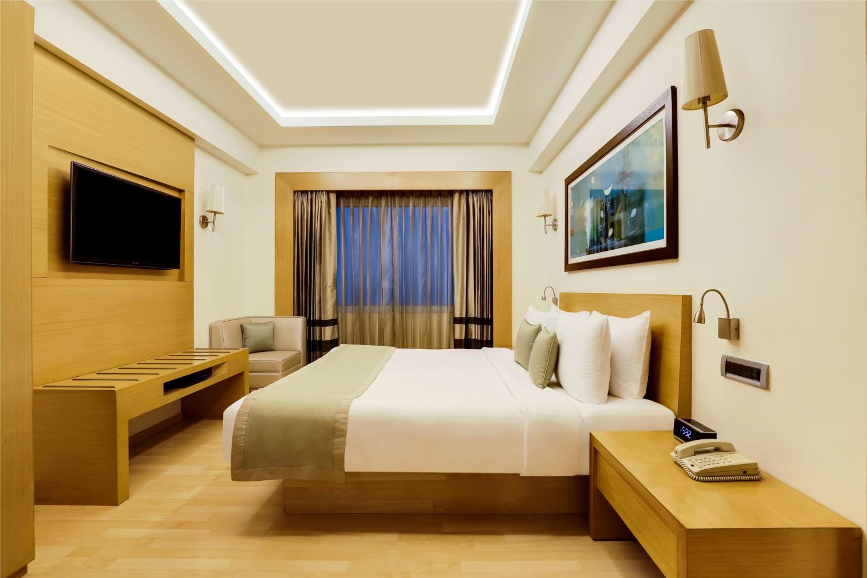 Executive King Room with Exclusive Lounge Access & Evening Cocktails (15% Off on Laundry service and 20% off on Two-way Airport Transfer) - Photo 1
