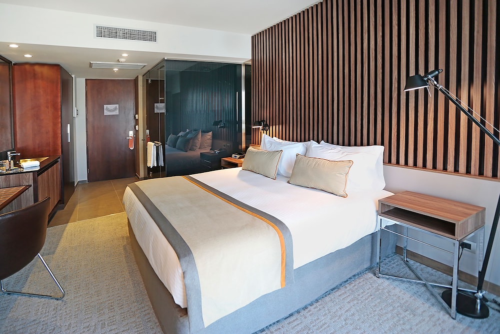 Room, 1 King Bed, Accessible (Roll-In Shower) photo 2