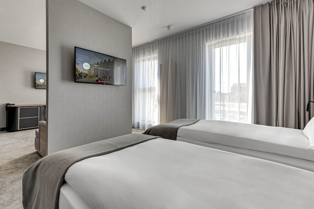Business Room, Multiple Beds, Non Smoking - Photo 2