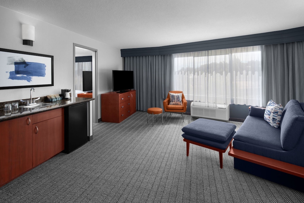 Executive Suite, 1 Bedroom - Photo 1