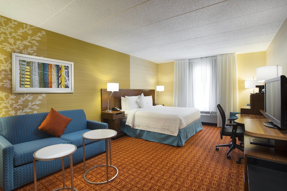 Room, 1 King Bed with Sofa bed at Fairfield Inn & Suites Chicago Midway Airport in Bedford Park