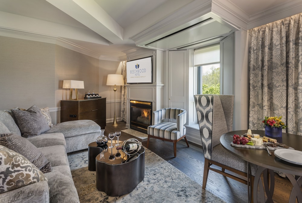 Suite, Fireplace - Photo 4