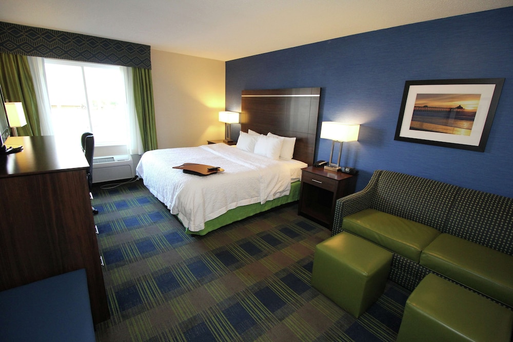 Room, 1 King Bed, Refrigerator & Microwave - Photo 1