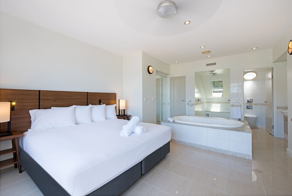 3 Bedroom 3 Bathroom Top Floor Spa Penthouse - Photo 12