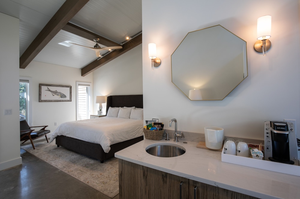 Junior Studio Suite, 1 King Bed photo 2