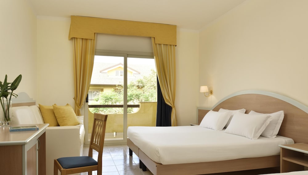 Comfort Room, Balcony, Garden View