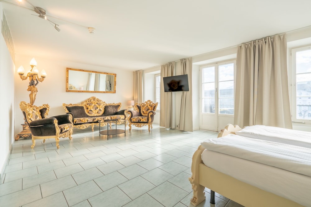 Honeymoon Suite - Photo 25