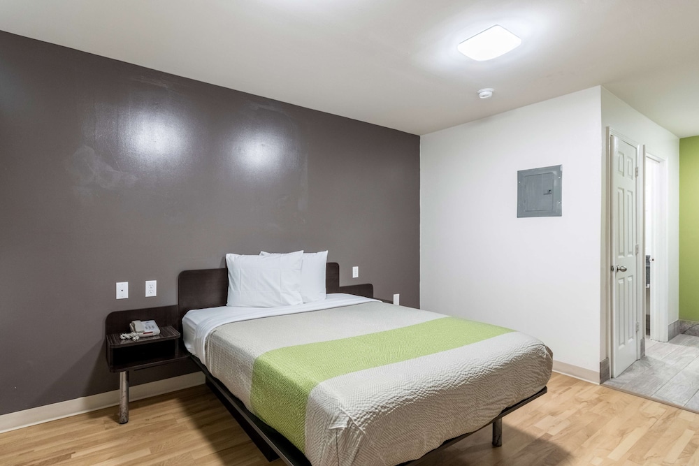 Deluxe Room, 1 Queen Bed, Non Smoking, Kitchenette - Photo 12