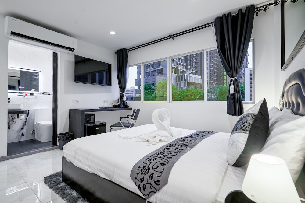 Junior Room, 1 Queen Bed, Non Smoking, City View
