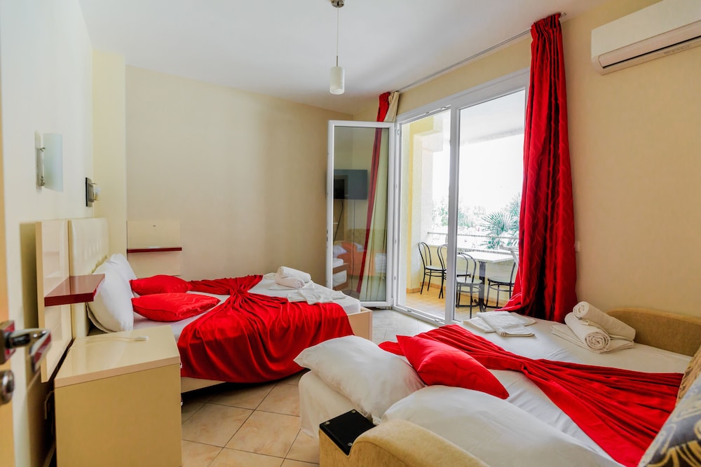 Family Quadruple Room, Balcony, Partial Sea View