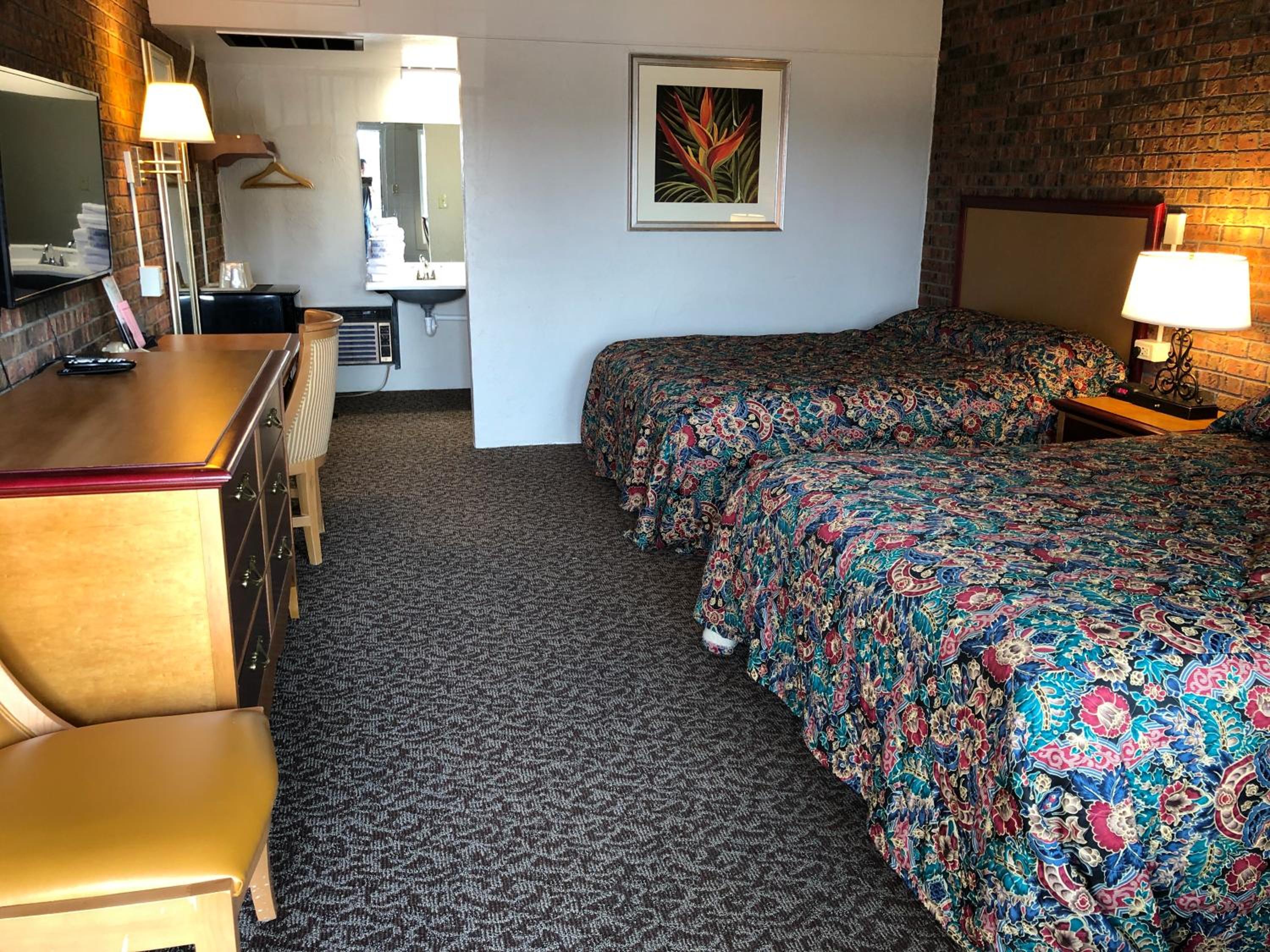 Queen Room with Two Queen Beds photo 3
