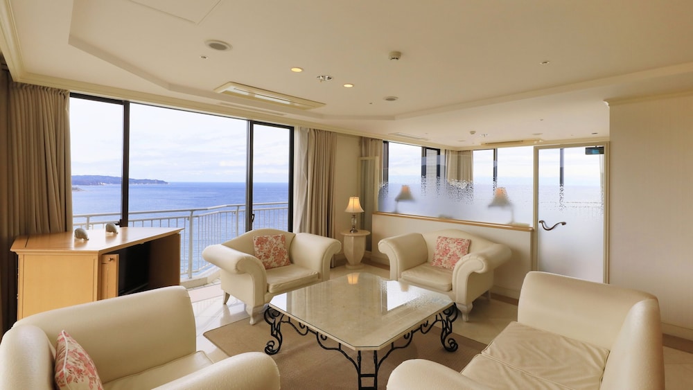 Ocean View Royal Suite with Private Sauna and Jacuzzi / Pine Crest, Non Smoking - Photo 2