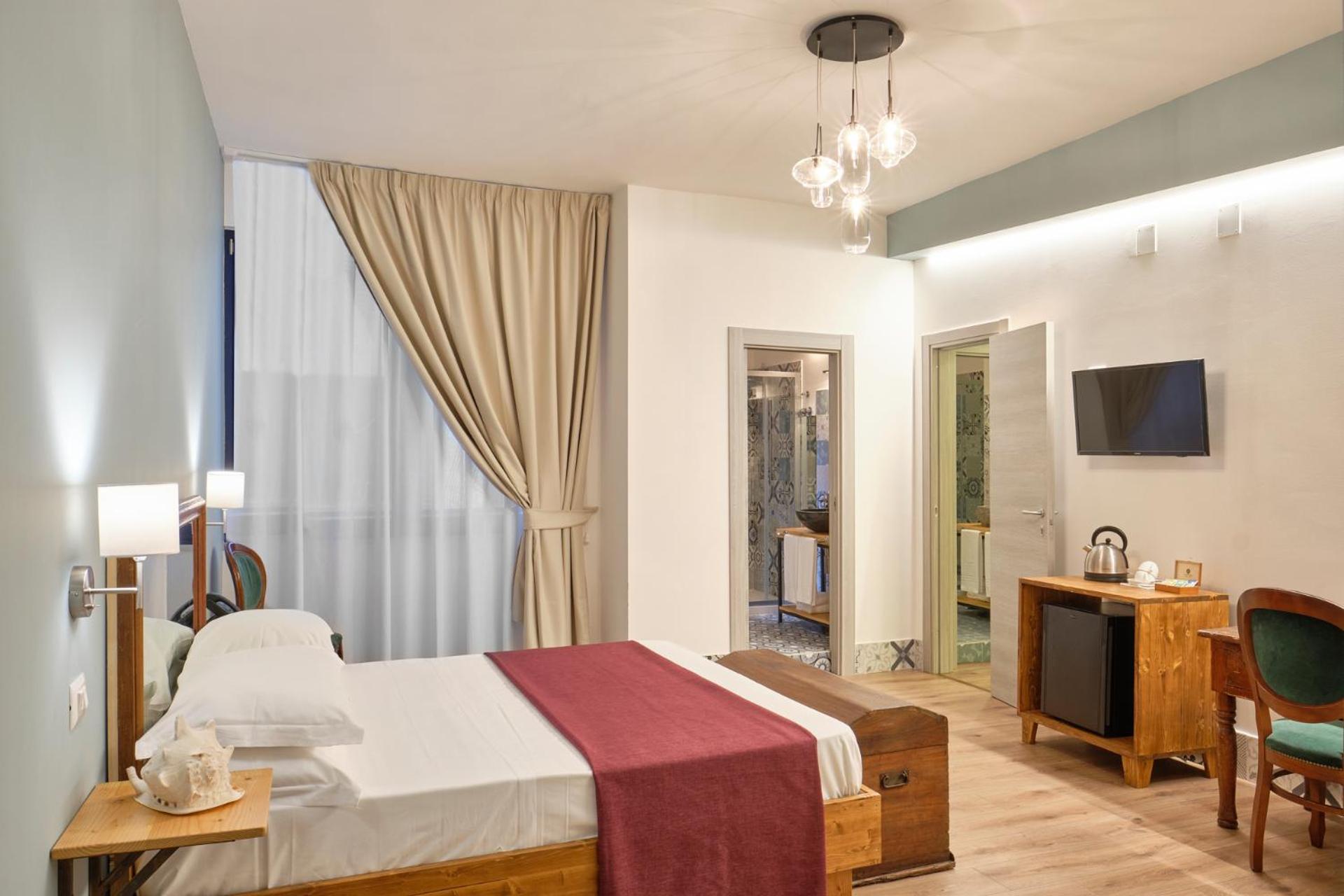 Deluxe Double Room - Photo 9