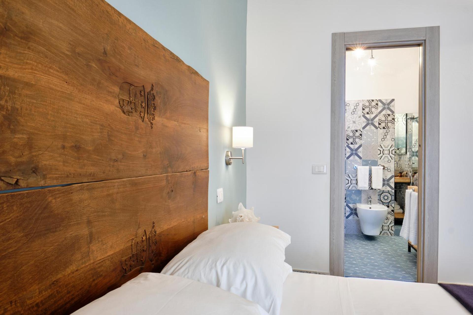 Deluxe Double Room - Photo 11