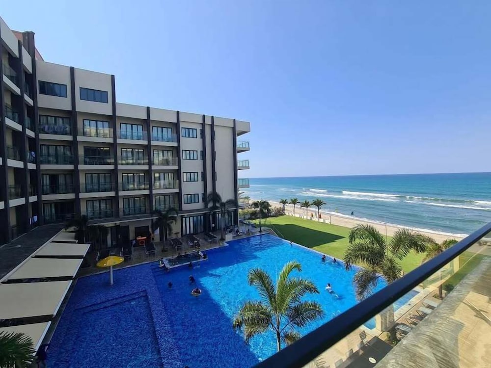 Premier Family Room , 2 Bedrooms, Non Smoking, Partial Ocean View photo 2