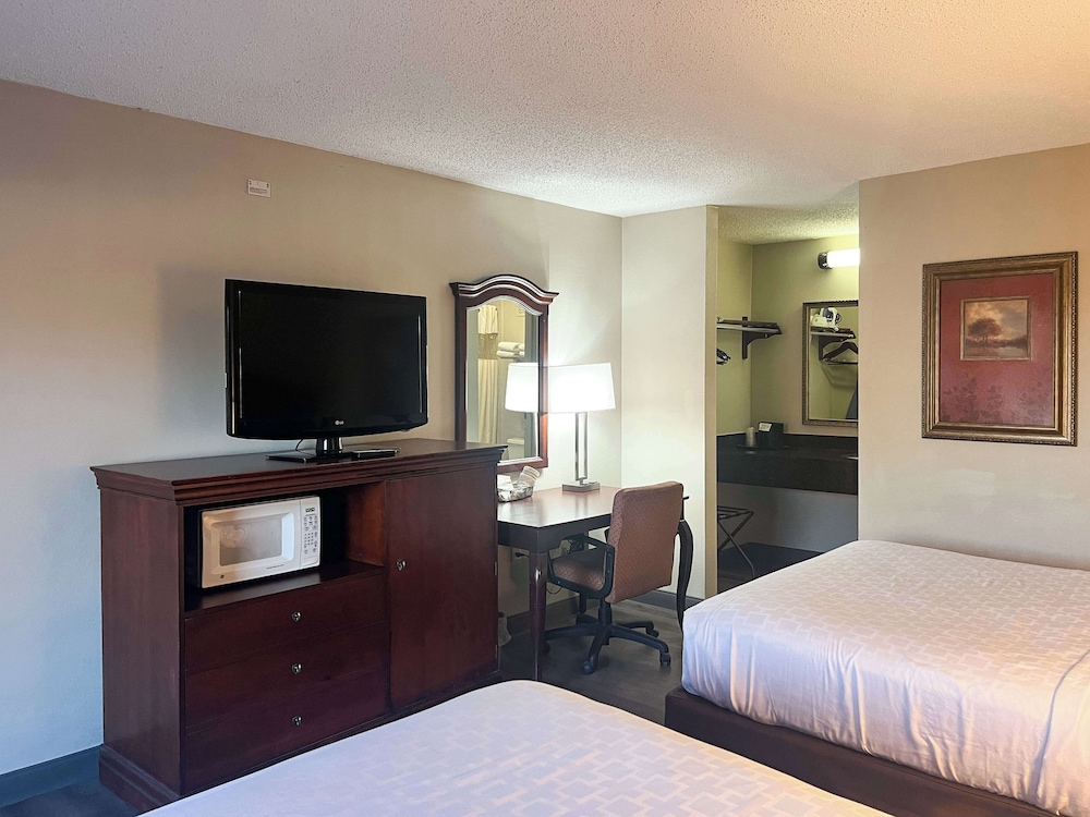 Deluxe Room, 2 Queen Beds, Smoking, Refrigerator & Microwave photo 2