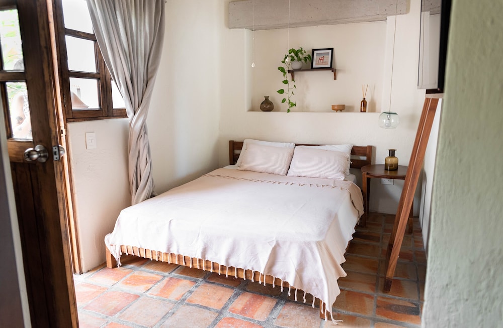 Standard Room, 1 Queen Bed photo 3