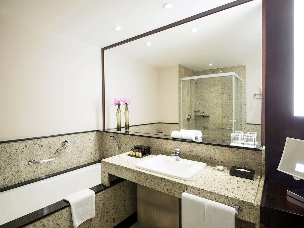 Deluxe Room, 1 King Bed, Bathtub (Deluxe) photo 3