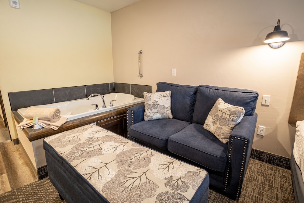 Premium Room, 1 King Bed with Sofa bed, Jetted Tub photo 1