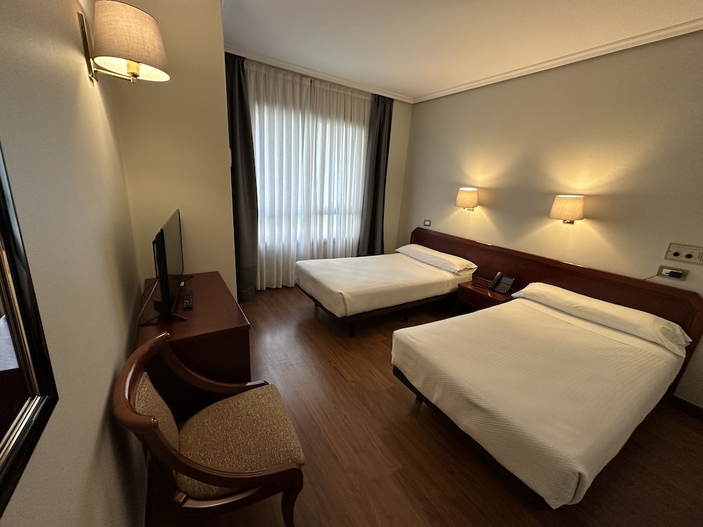 Standard Double or Twin Room - Photo 10