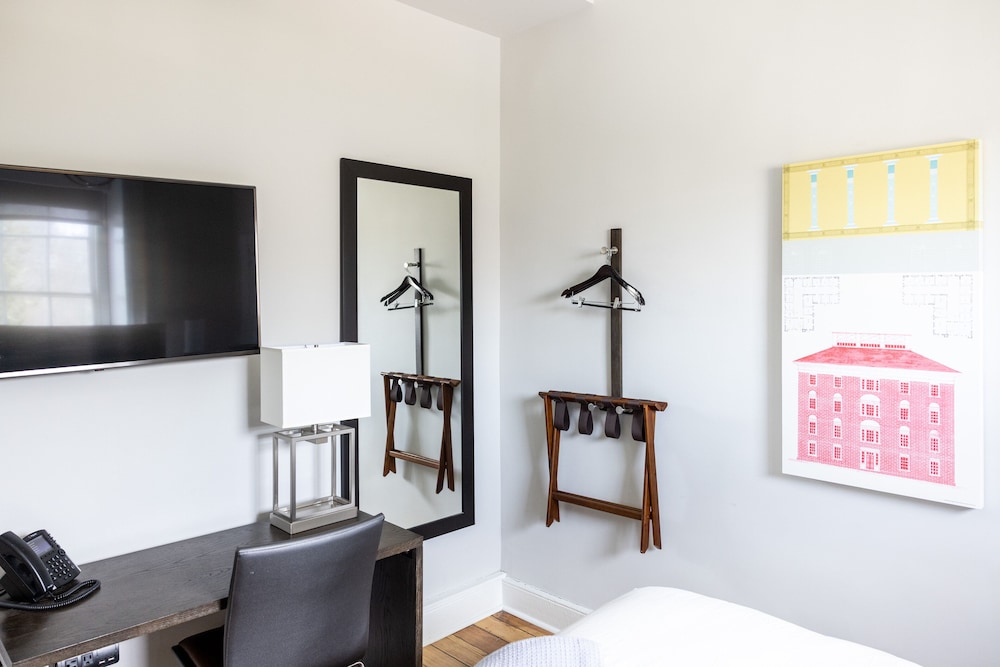 Classic Room, 1 Queen Bed photo 3