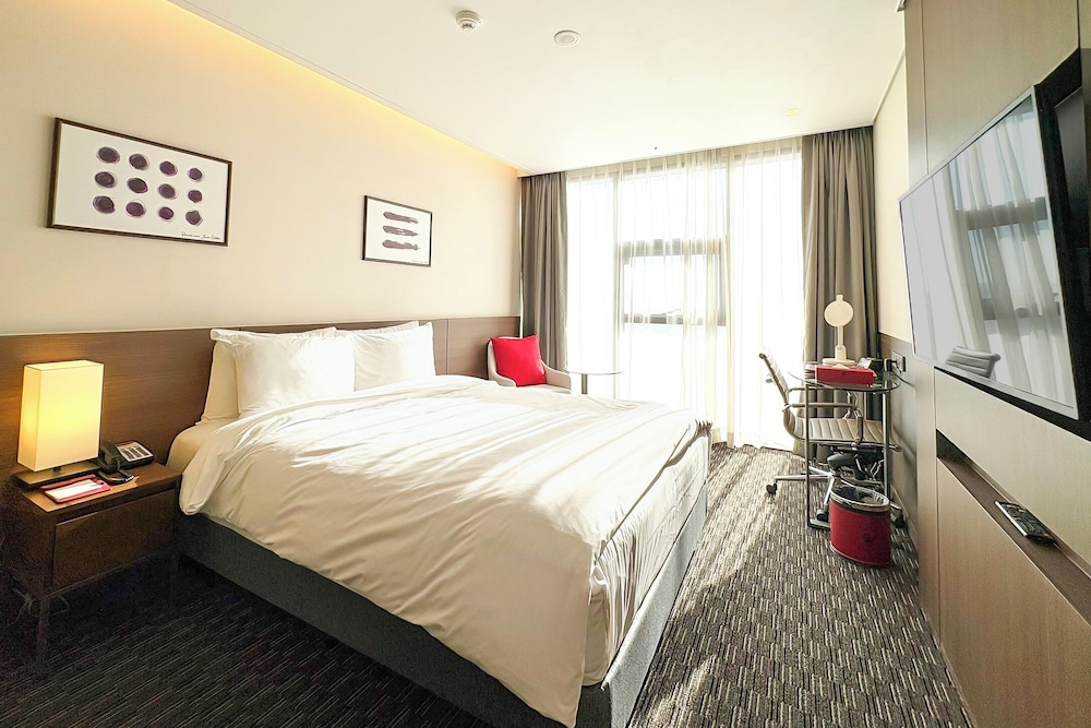Club Room, 1 Queen Bed, Non Smoking - Photo 3