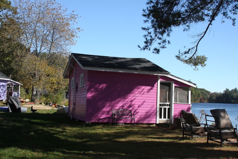 Lakefront Pink Cottage photo 3