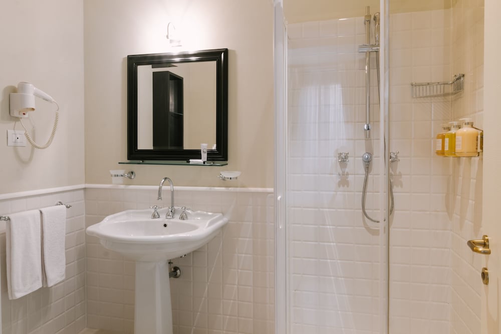 Deluxe Room, 1 Queen Bed, Canal View thumbnail 5
