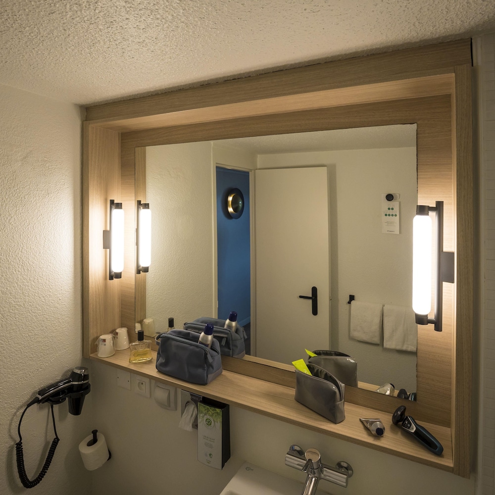 Standard Room, Multiple Beds - Photo 8